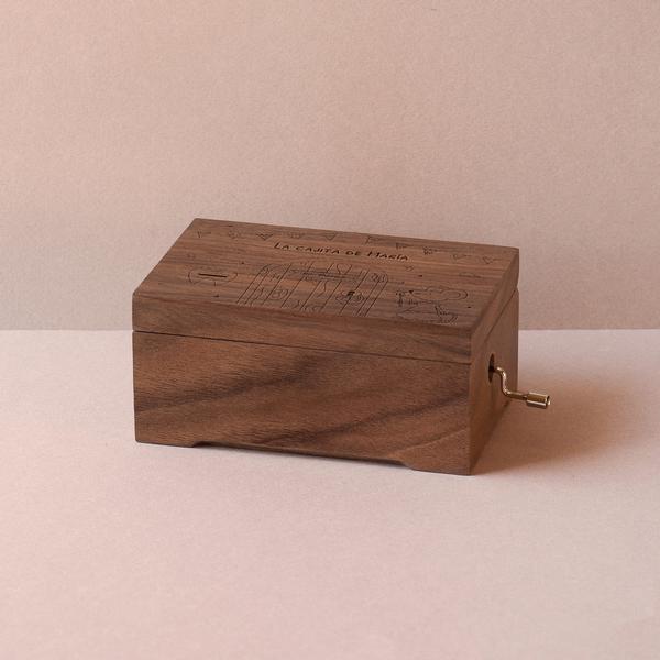Caja de música mediana de madera de nogal Austen